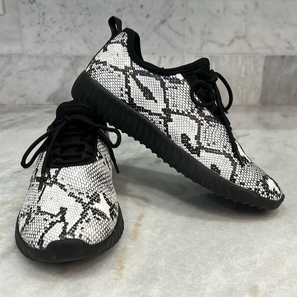FOREVER Black & White Faux Snake Print Lightweight Sneakers